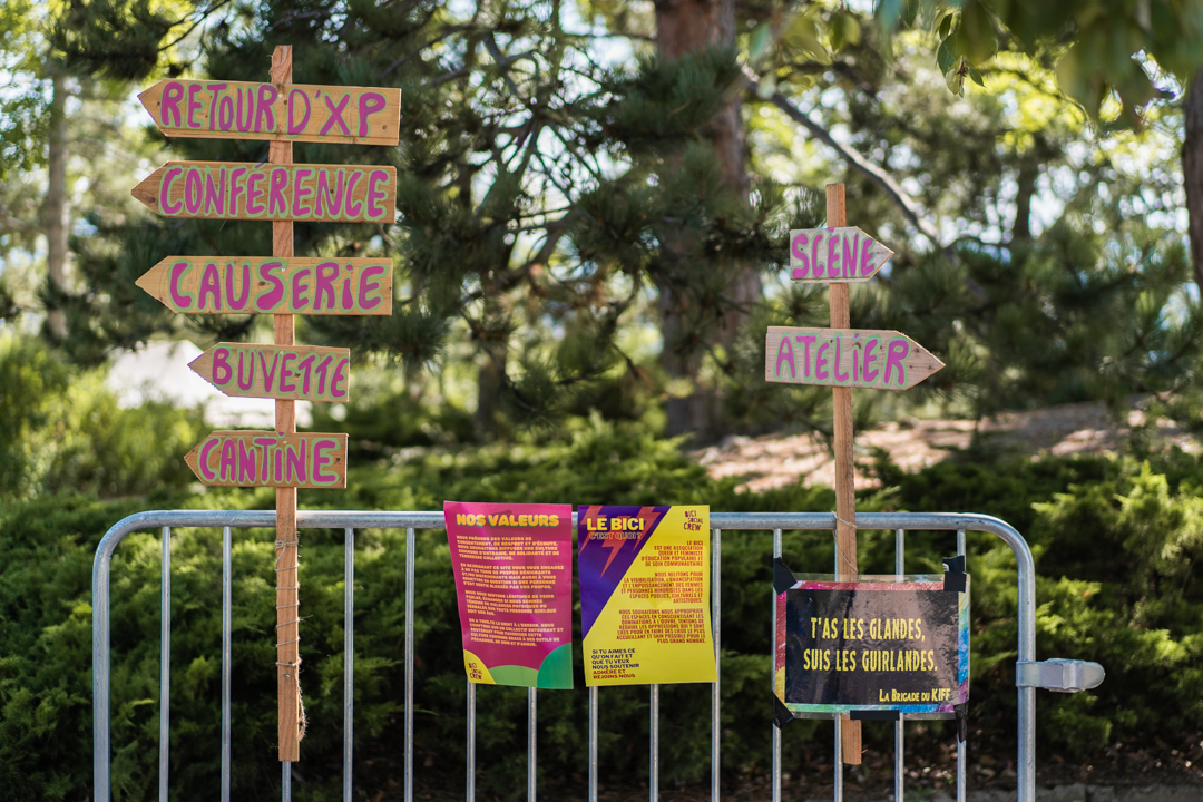 Festival Famille Rebelle - Panneaux indiquant les lieux du festival
